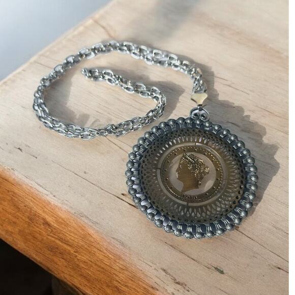 Vintage 1913 Liberty Woman's Profile Openwork 2 Tone Coin Style Pendant Necklace - Picture 4 of 7